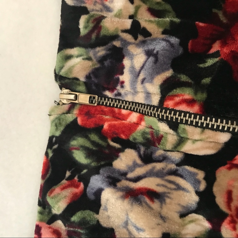 Velvet Floral Shorts with back zipper - L - Picture 4 of 5